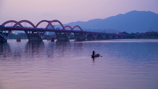 夕阳下的江水大桥视频