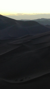日出前在沙漠中行驶的汽车航拍视频艺术渲染视频