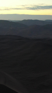 日出前在沙漠中行驶的汽车航拍视频4A景点视频