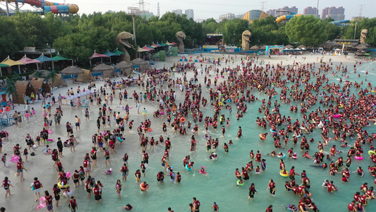 河南郑州水上乐园大海啸造浪池夏季酷暑高温避暑度假视频