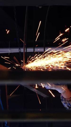 电焊切割发光重工工人电焊操作20秒视频