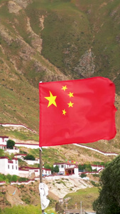 藏区飘扬的红旗国庆节视频
