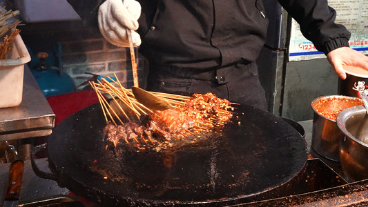 城市美食街中餐小吃铁板烤肉串制作过程视频