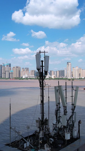 航拍城市长江蓝天白云江景天空5G信号塔移动信号接收器基站素材信号素材视频