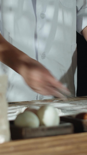 实拍中秋擀面杖和面制作月饼面皮中秋月饼30秒视频