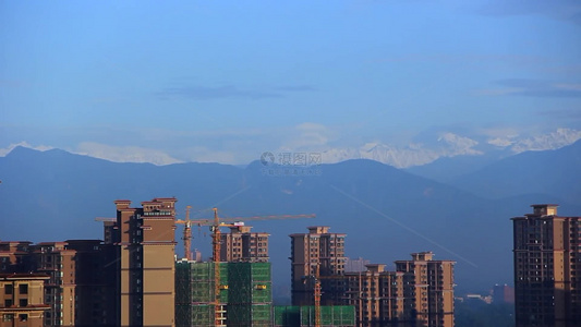 在成都遥望雪山视频