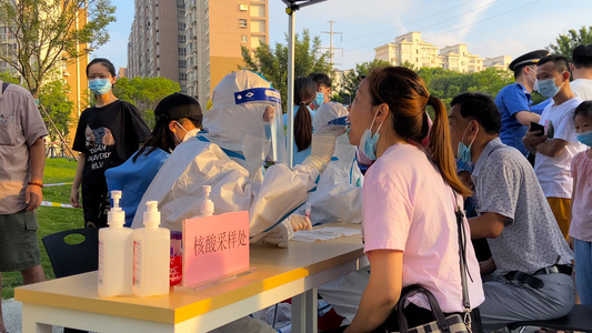 4K实拍南京疫情全民排队做核酸检测视频