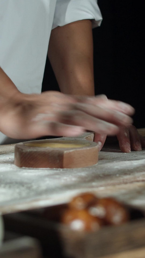  实拍 传统 节日 手工 模具 制作 月饼月饼制作26秒视频