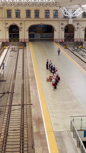 1-实拍高铁乘务人员列队前往列车和谐号16秒视频