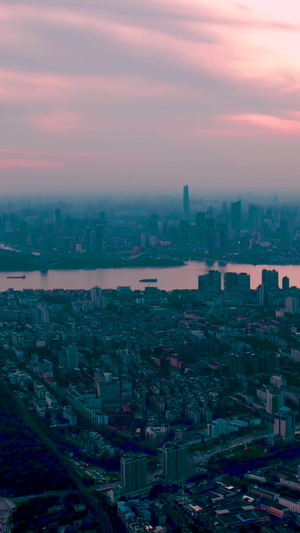 航拍晚霞之下的都市风光延时视频素材城市建设10秒视频