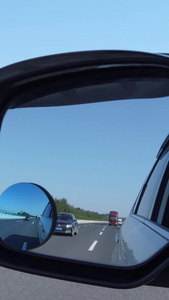 高速行驶汽车后视镜倒车镜视频