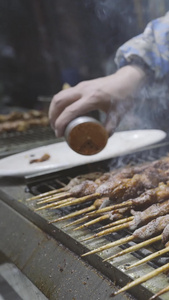 慢镜头升格拍摄素材烧烤肉串中式美食制作过程慢动作视频