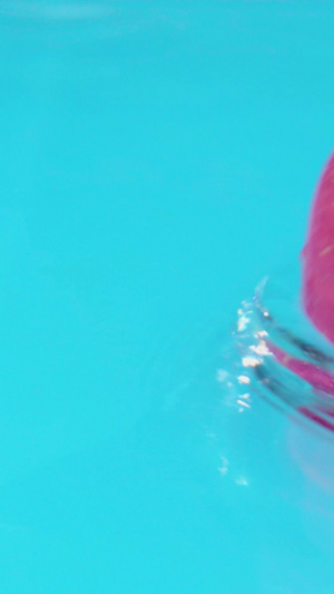水中碰撞的苹果夏日清凉11秒视频