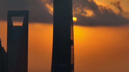 航拍日出时的上海中心大厦和环球金融中心视频