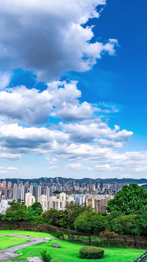 重庆夏季蓝天白云好天气城市全景延时城市天空15秒视频