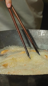 慢动作升格拍摄城市网红特色小吃油炸鸡条制作过程美食展示烹饪素材小吃素材视频