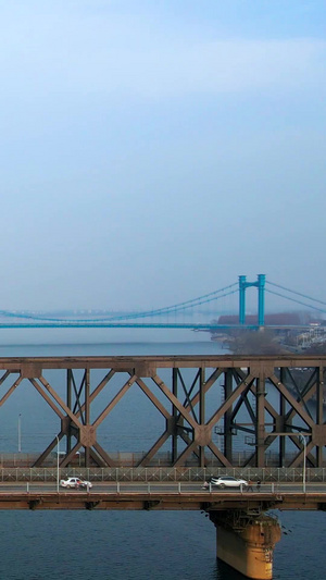 航拍襄阳汉江大桥和凤雏大桥交通和城市风光视频素材交通运输31秒视频