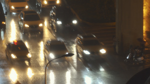 城市暴雨街头路口交通堵车拥挤街道行人4k素材59秒视频