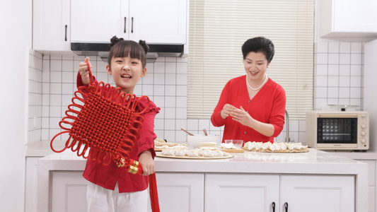 小女孩举中国结欢庆新年视频