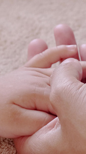 母婴护理妈妈给宝宝剪手指甲实拍宝宝的小手视频
