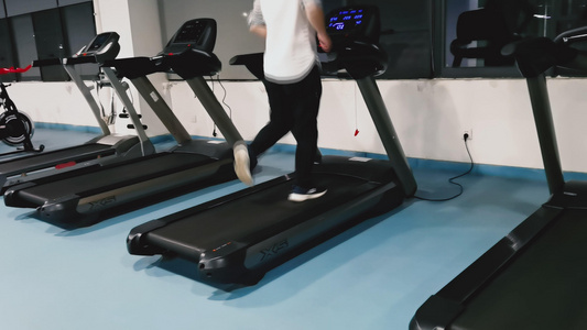 4K健身房锻炼训练健身跑步机运动视频素材视频