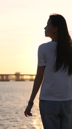 夕阳海边少女剪影人物背影17秒视频