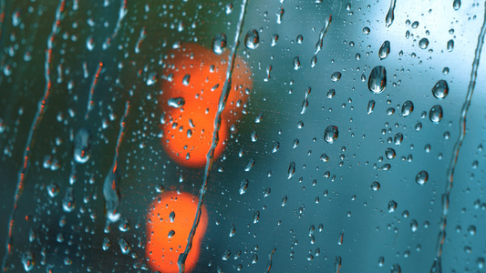 4k雨天的玻璃雨滴[伞上]视频