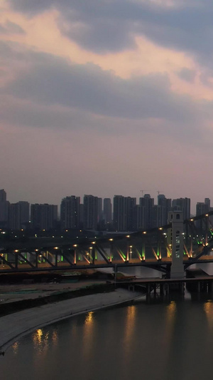 航拍城市夕阳晚霞天空落日湖北江汉湾大桥夜景车流素材夜景素材65秒视频