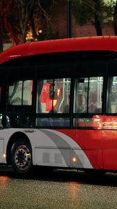 雨夜的红色公交出行方式视频