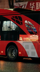 雨夜的红色公交出行方式视频