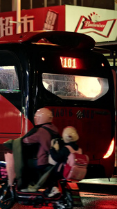 雨夜的红色公交公交车视频
