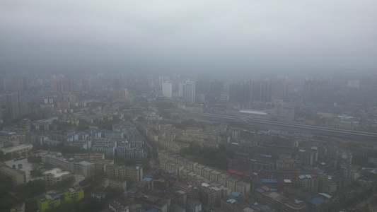 雨季迷雾中的城市航拍 视频