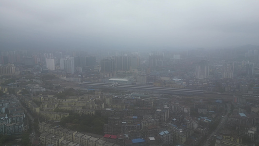 雨季迷雾中的城市航拍 视频
