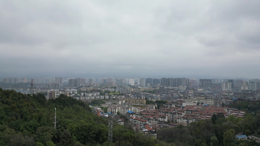 雨季迷雾中的城市航拍 视频