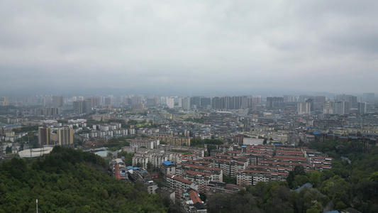 雨季迷雾中的城市航拍 视频