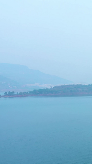 航拍长江中石油能源轮船向前行驶长江经济带绿水青山32秒视频
