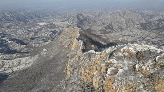 冬季雪景长城冬季的长城大气航拍视频