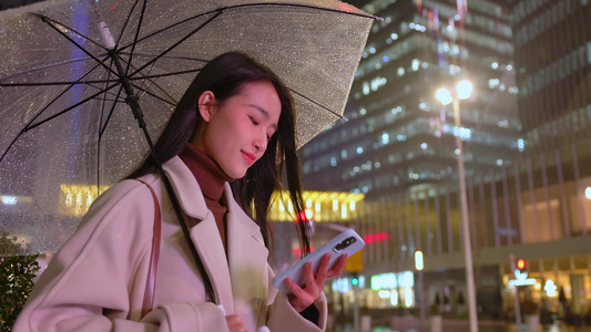 雨中漫步视频