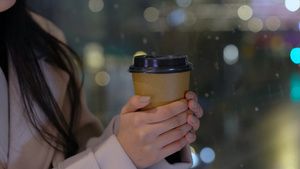 雨天夜晚女人坐在窗边喝咖啡15秒视频