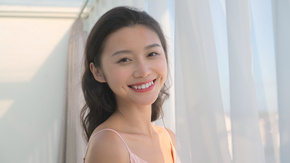 睡衣女性转头微笑 女同胞 Mp4格式视频下载 正版视频编号1777 摄图网