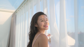 睡衣女性转头微笑 女同胞 Mp4格式视频下载 正版视频编号1777 摄图网