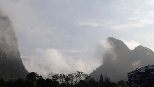 广西桂林阳朔月亮山景区雨后云雾缭绕视频