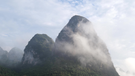 广西桂林阳朔月亮山景区雨后云雾缭绕视频