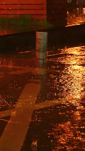 梅雨季慢镜头升格拍摄素材暴雨雨水夜晚行人行走脚步慢动作视频