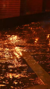 梅雨季慢镜头升格拍摄素材暴雨雨水夜晚行人行走脚步慢动作视频