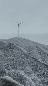 高清竖屏航拍广西桂林资源风车发电场雪后雾凇景色视频