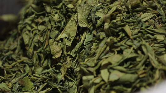 新鲜茶叶传统手工炒茶杀青视频