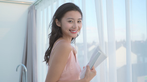 睡衣女性转头微笑 女同胞 Mp4格式视频下载 正版视频编号1777 摄图网