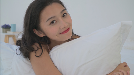 4k年轻女性伴随音乐在床上跳起来 二十多岁 视频下载 实拍视频 正版视频 摄图网
