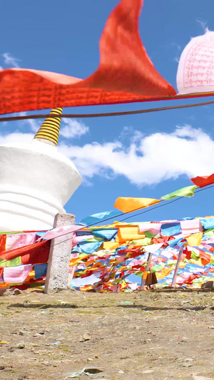 实拍折多山藏传佛塔经幡星火条西藏人文51秒视频